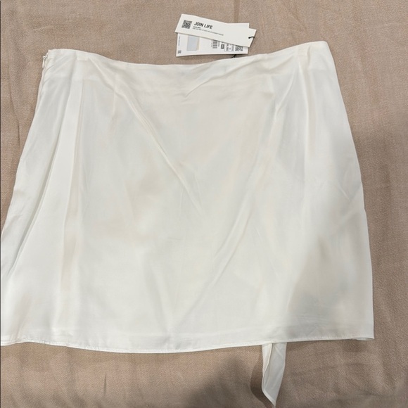 Zara White Wrap Mini Skirt with Tie Front - Picture 3 of 3